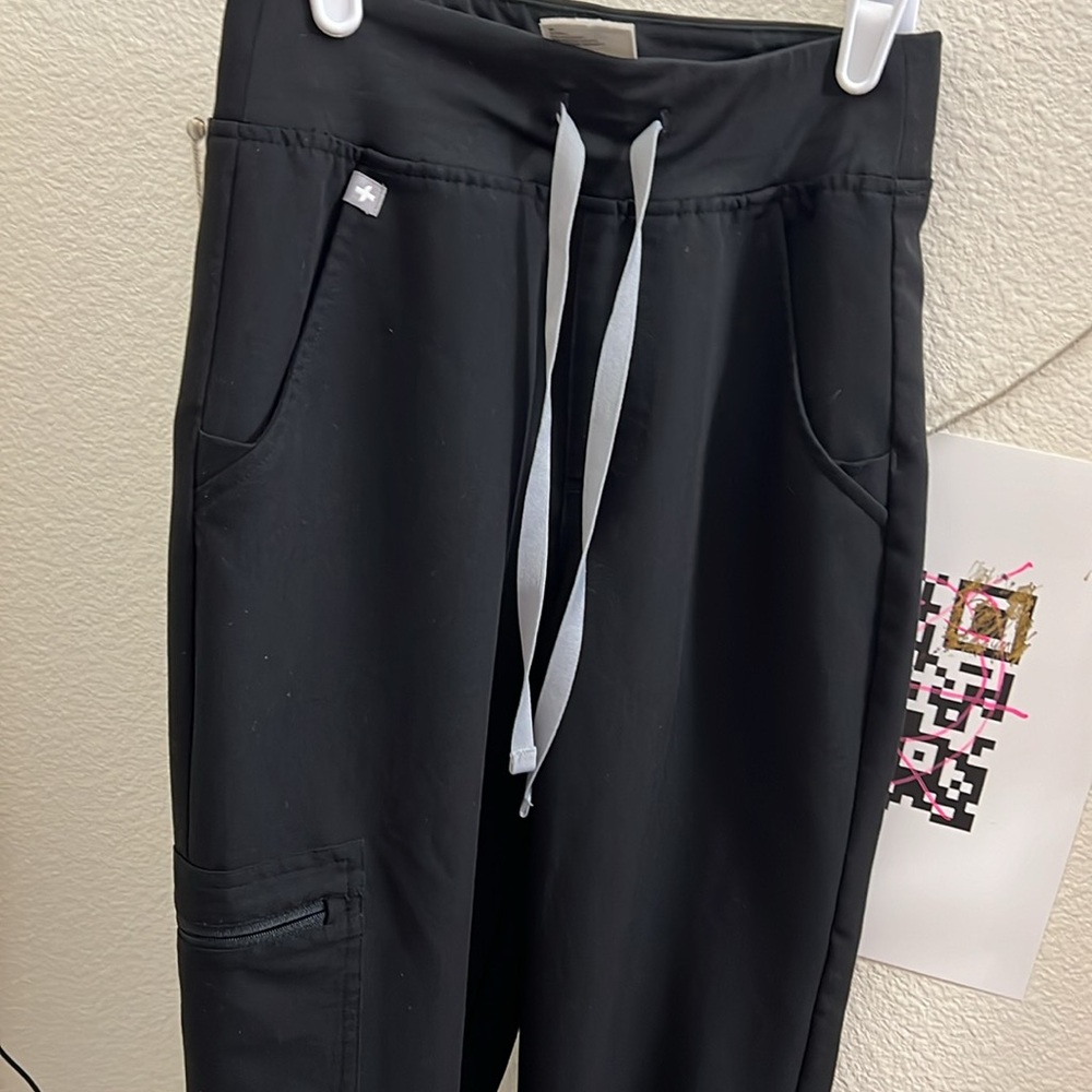 FIGS HW ZAMORA JOGGER worn 3 times.
*Always washed inside out and hung to dry.
